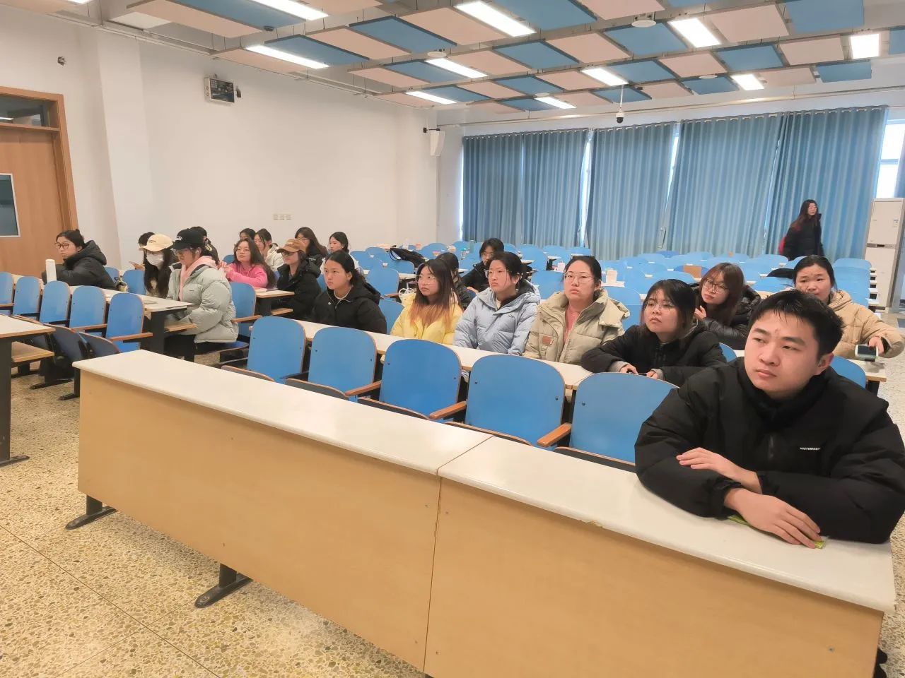 团学专栏||23级新闻学1班举办“青春奋进,砥砺前行”团支部组织生活会-河北经贸大学新闻与文化传播学院